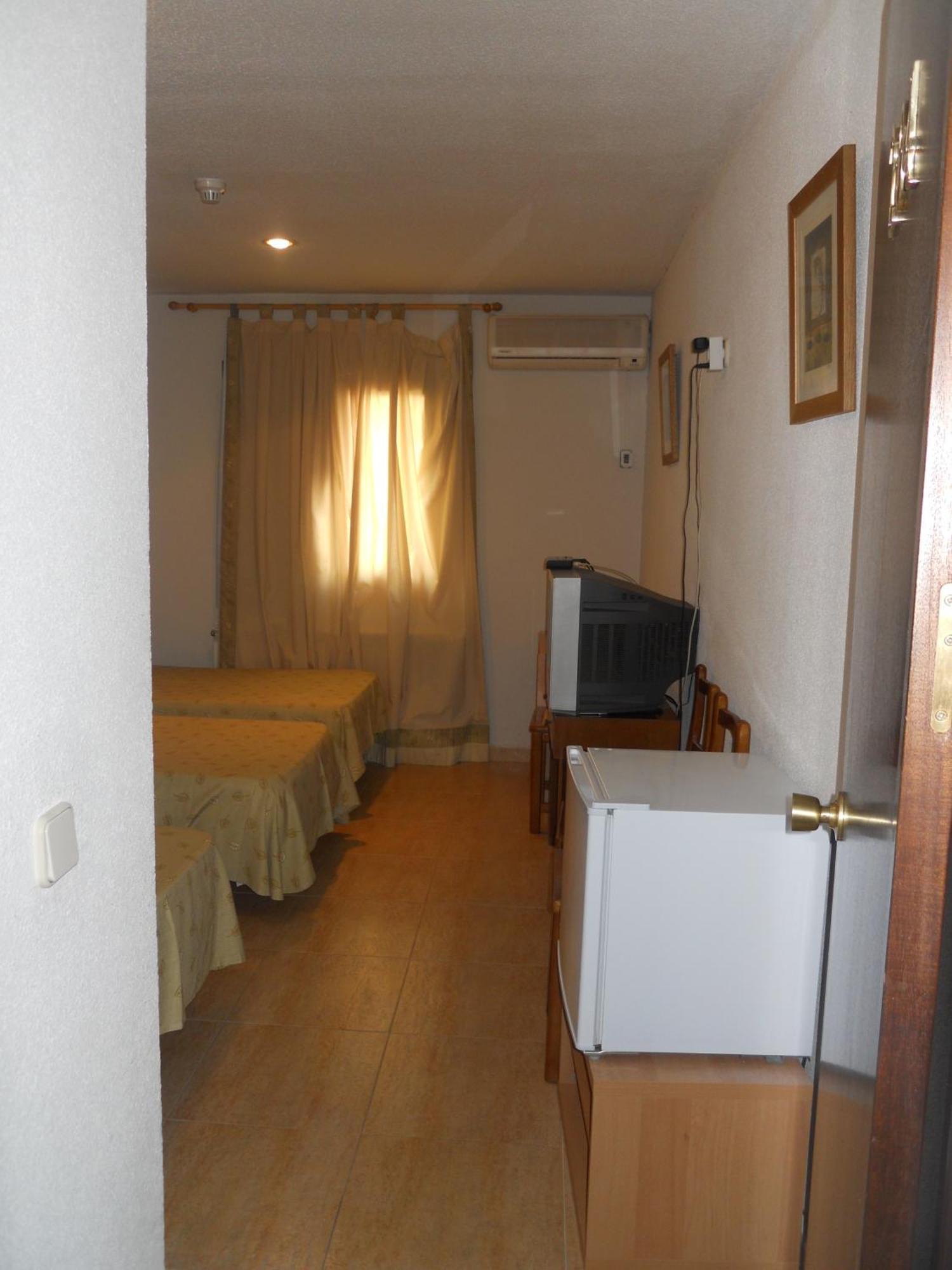 Hostal El Descanso Madrid Bagian luar foto