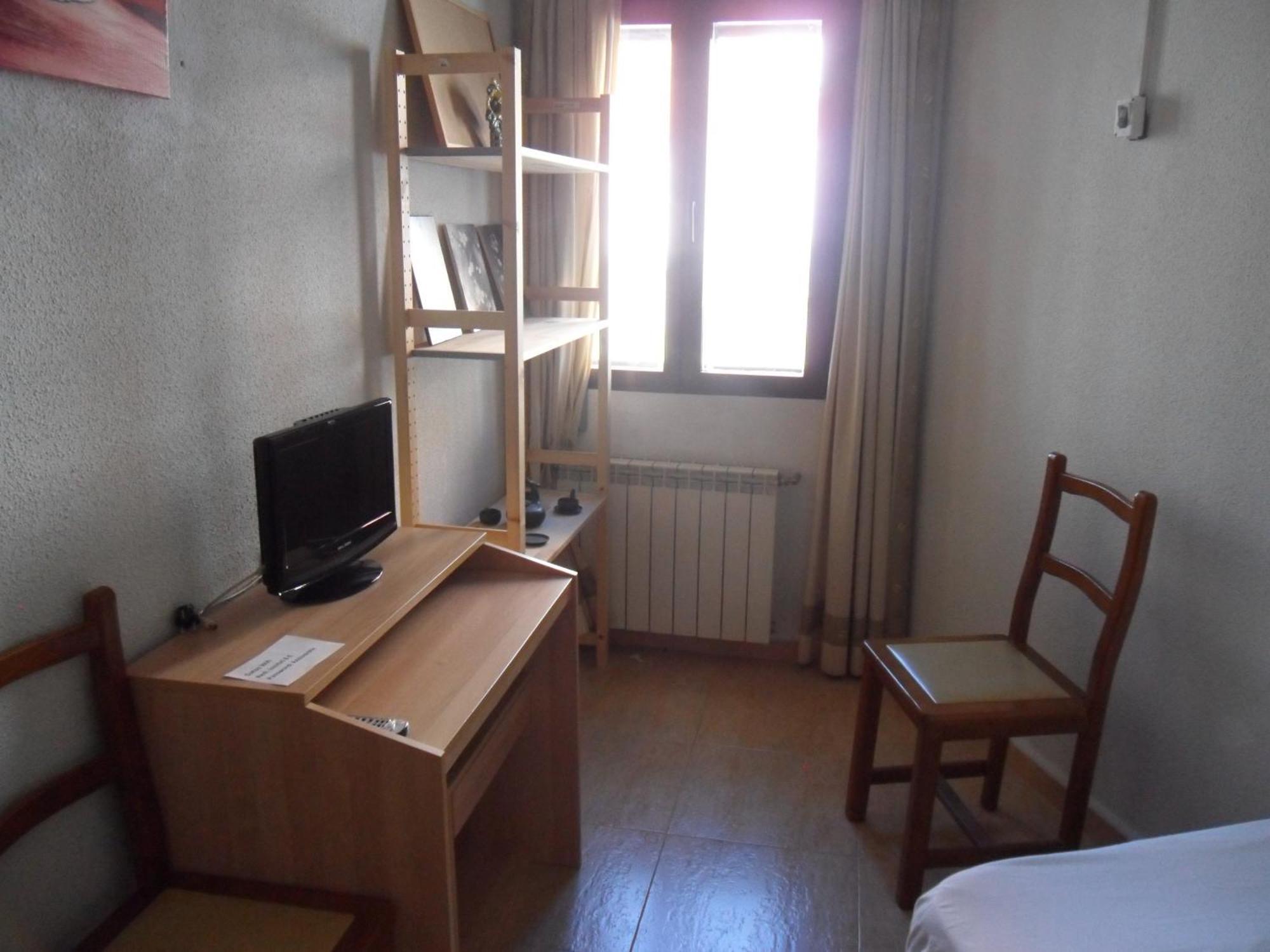 Hostal El Descanso Madrid Bagian luar foto