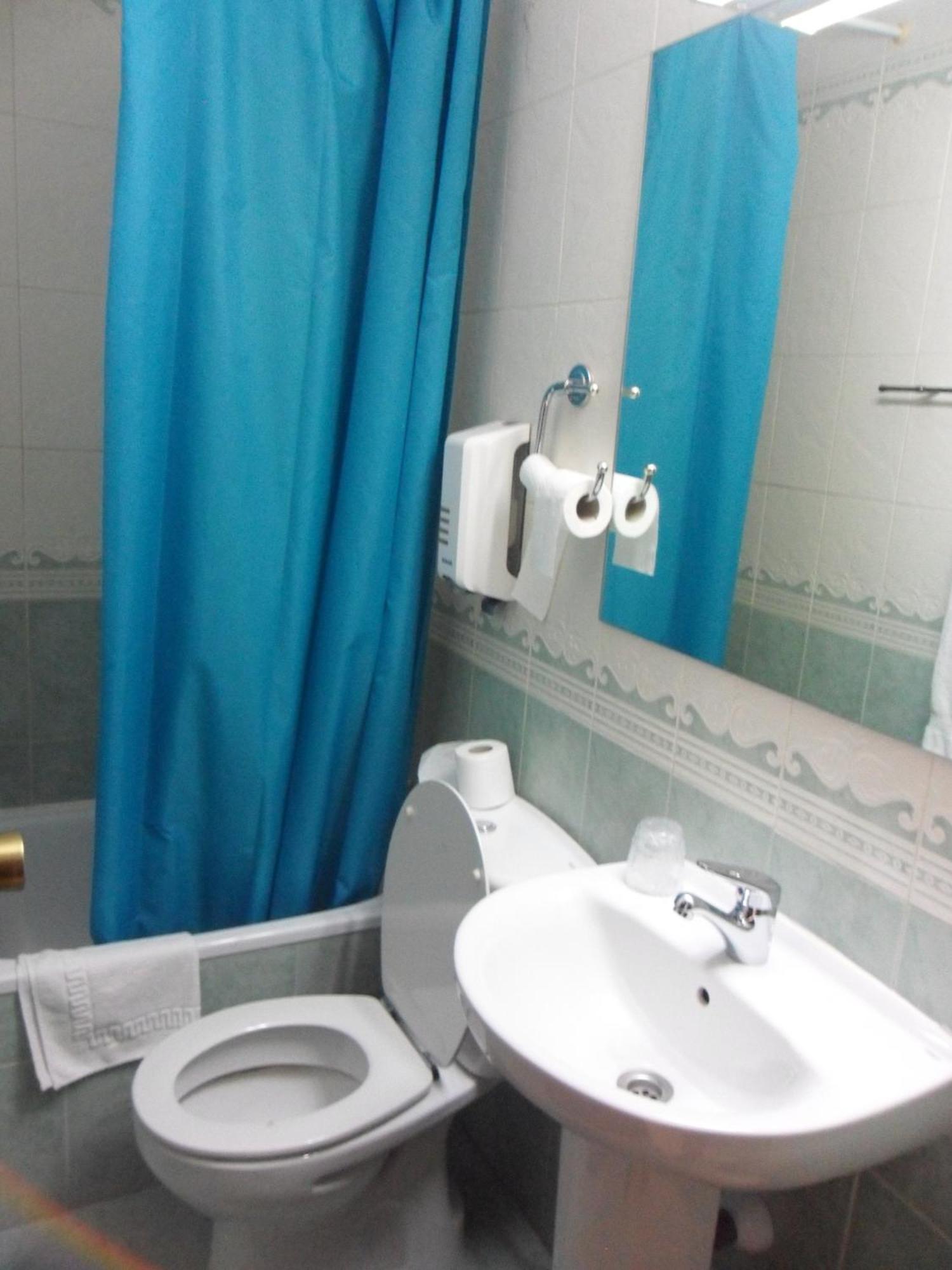 Hostal El Descanso Madrid Bagian luar foto