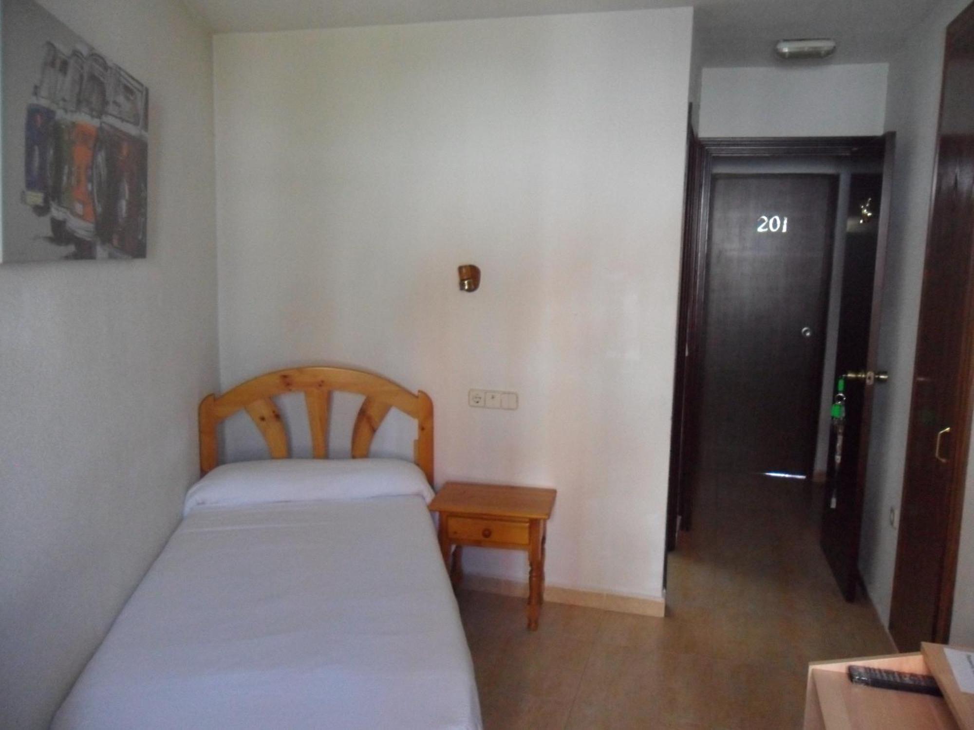 Hostal El Descanso Madrid Bagian luar foto