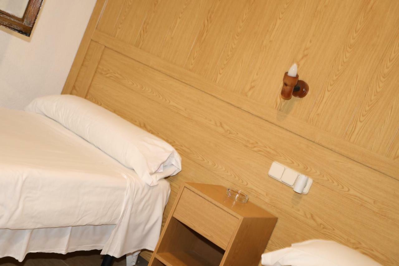 Hostal El Descanso Madrid Bagian luar foto