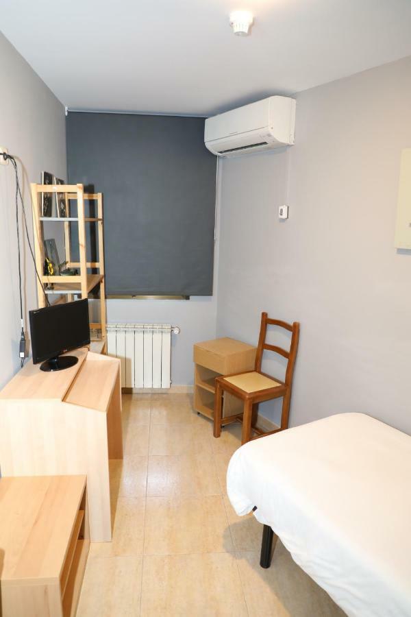 Hostal El Descanso Madrid Bagian luar foto