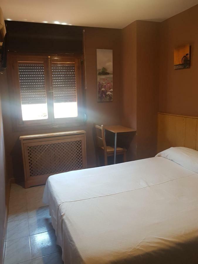 Hostal El Descanso Madrid Bagian luar foto