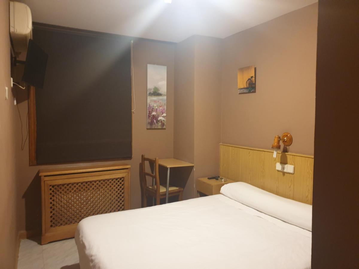 Hostal El Descanso Madrid Bagian luar foto
