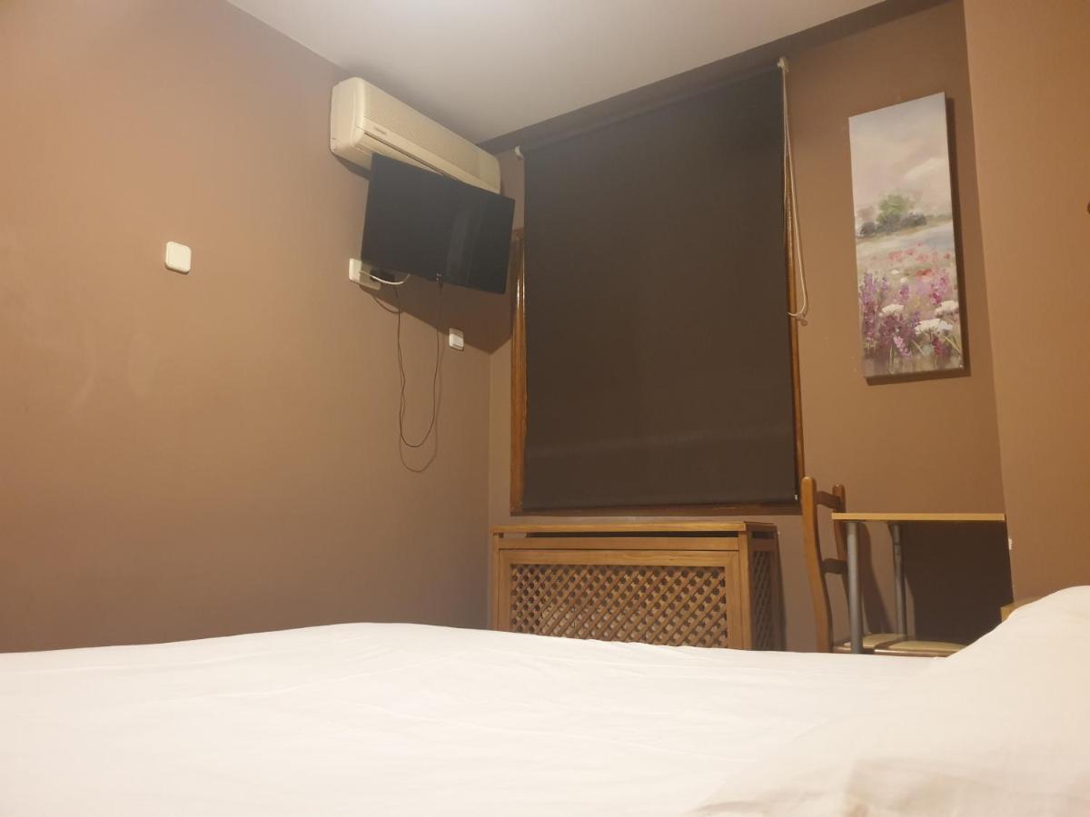 Hostal El Descanso Madrid Bagian luar foto